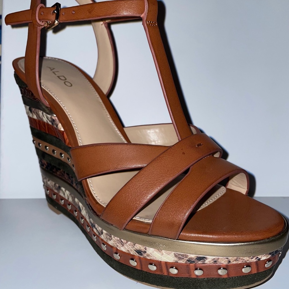 “Nydaycia” Wedge